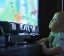 مشاهدة الرضع للتلفاز والشاشات الاليكترونية تؤثر في قدرتهم الحسية لما حولهم